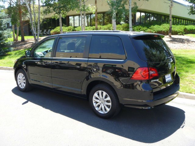 Volkswagen Routan 2012 photo 2