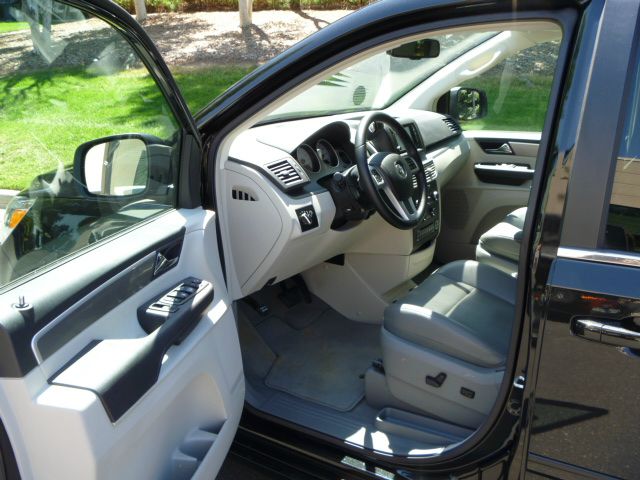 Volkswagen Routan 2012 photo 4