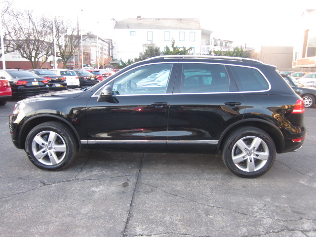 Volkswagen Touareg 2011 photo 1