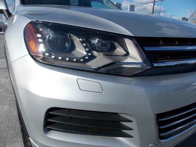 Volkswagen Touareg 2011 photo 1