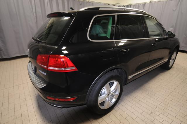 Volkswagen Touareg 2012 photo 1