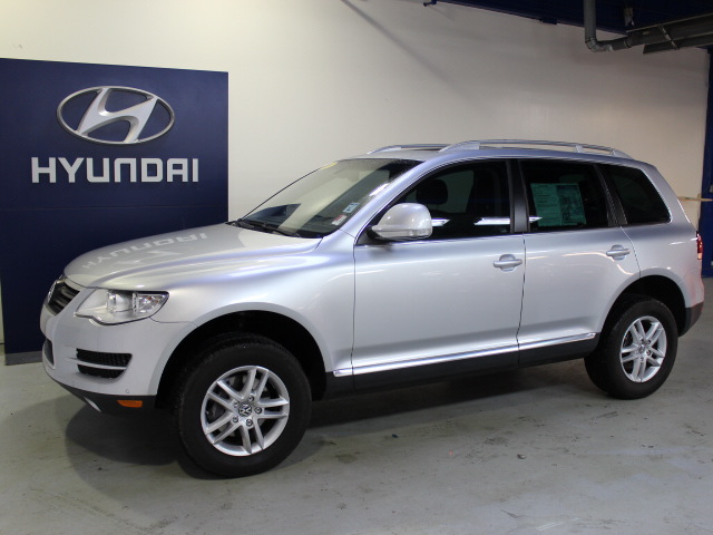 Volkswagen Touareg 2 Red Line Unspecified