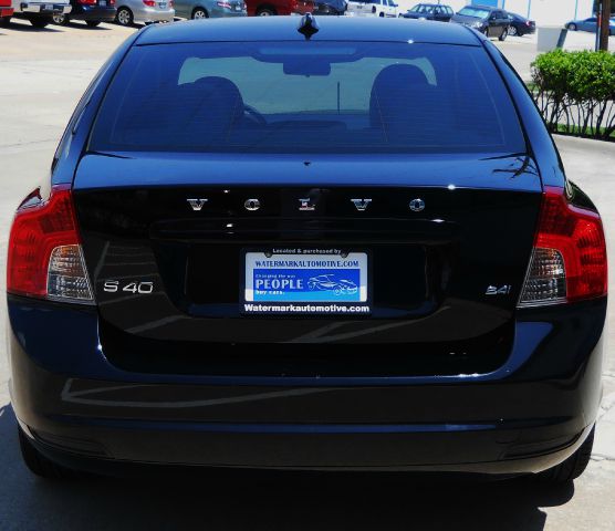 Volvo S40 2010 photo 1
