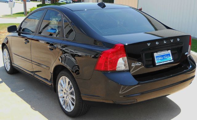 Volvo S40 2010 photo 2