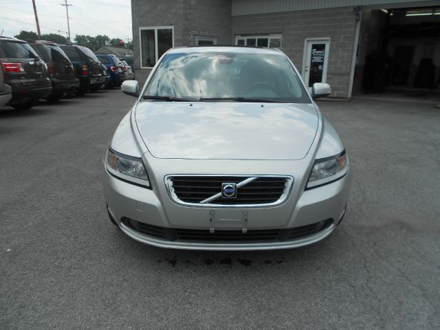 Volvo S40 2010 photo 2