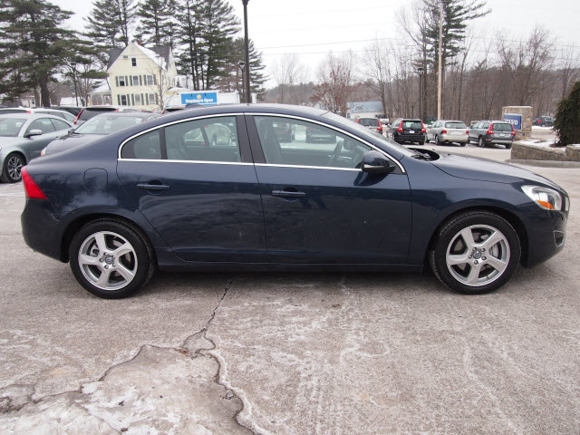 Volvo S60 2012 photo 2