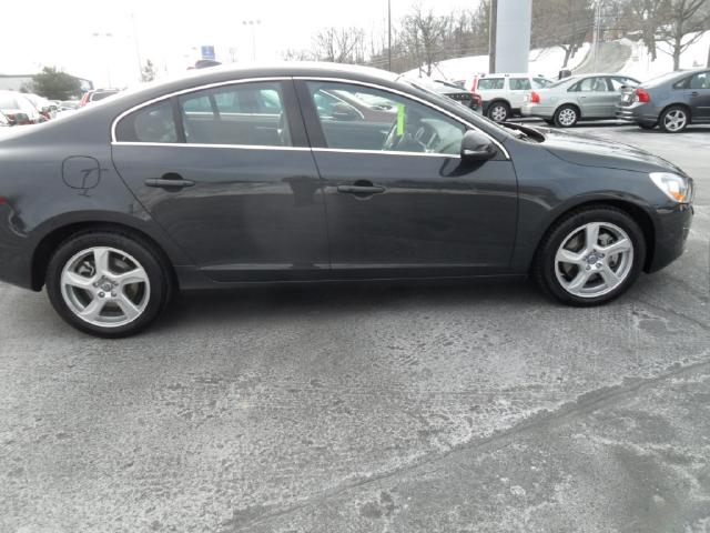 Volvo S60 2012 photo 1