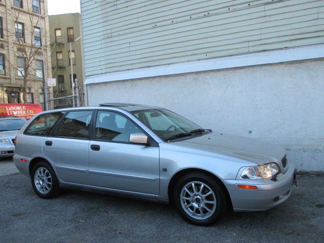 Volvo V40 2004 photo 1