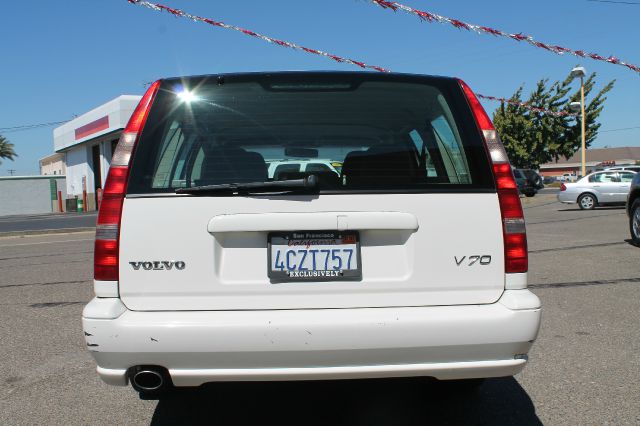 Volvo V70 Base Wagon