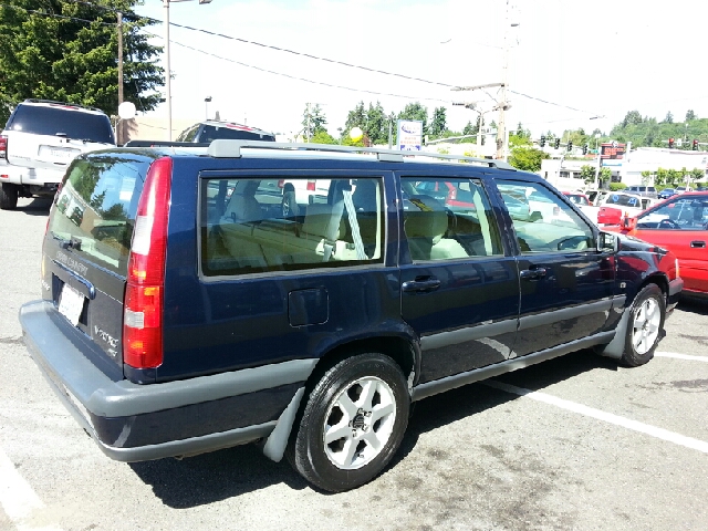 Volvo XC70 EX - DUAL Power Doors SUV