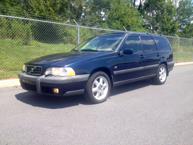 Volvo XC70 EX - DUAL Power Doors SUV