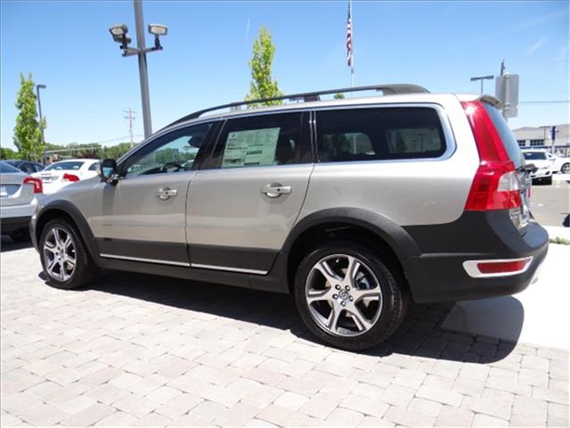 Volvo XC70 4dr Sdn Touring Signature RWD SUV