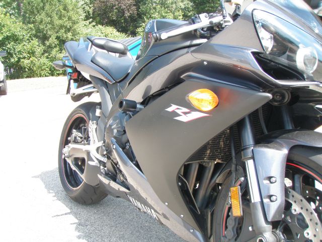 YAMAHA R1 W/leather Motorcycle