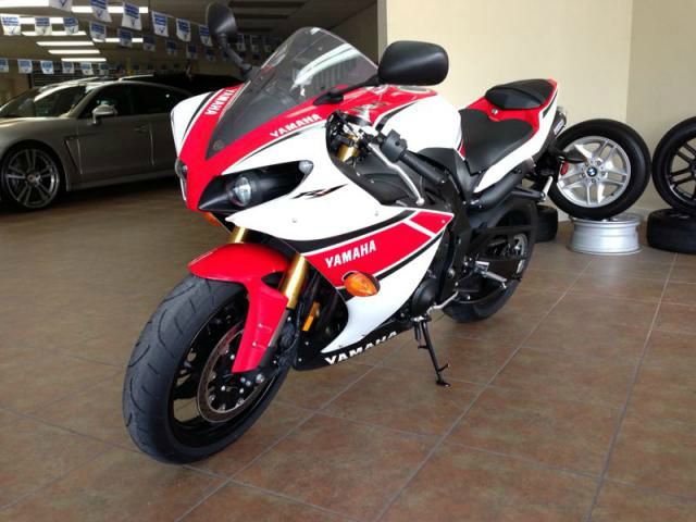YAMAHA R1 2012 photo 2