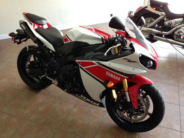 YAMAHA R1 2012 photo 3